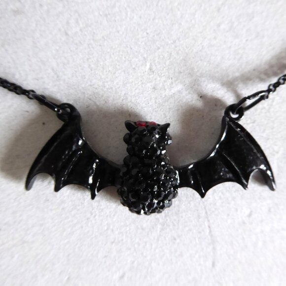 NEW 18” GOTHIC BEJEWELED VAMPIRE BAT WITH RED EYES CHOKER NECKLACE - Picture 6 of 9
